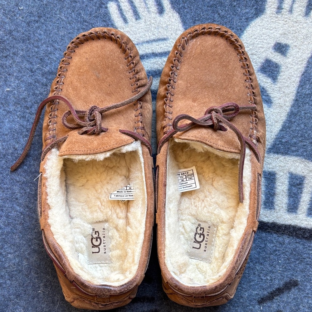 UGG women moccasins loafers natural size 7 US